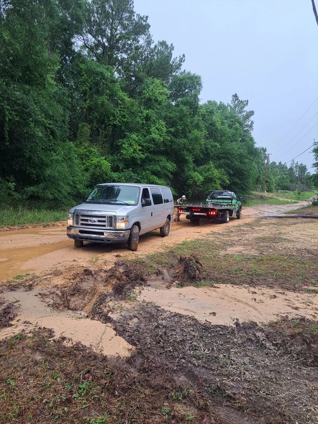 Gibby's Towing flatbed wrecker performing a vehicle recovery serving Mobile, AL and Mobile County